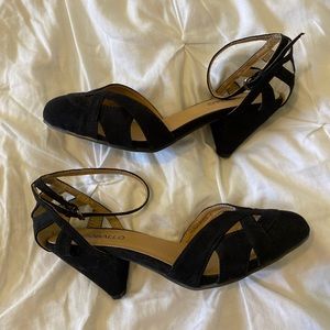 Super cute kitten heels!